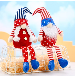 Primer plano de gnomos patrióticos americanos con piernas largas y sombreros a rayas azul
