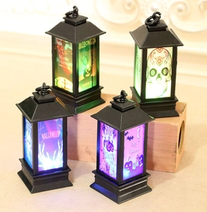 Dettaglio di quattro lanterne LED di Halloween con motivi di scheletro, zucca e pipistrello