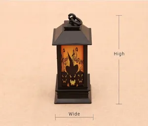 Vue détaillée de la lanterne noire d'Halloween avec texte Happy Halloween et citrouilles