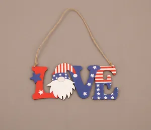 Détail de la plaque de porte LOVE en bois avec gnome et motifs patriotiques US