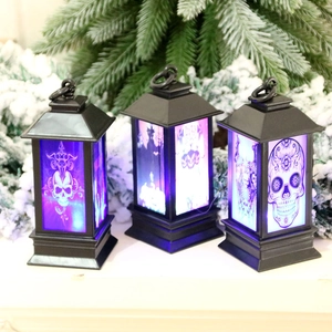 Tre lanterne LED di Halloween con teschi in luci viola, blu e bianche per feste