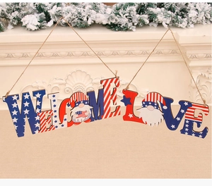 Détail des plaques Welcome et Love en bois style drapeau USA avec gnome et corde de chanvre