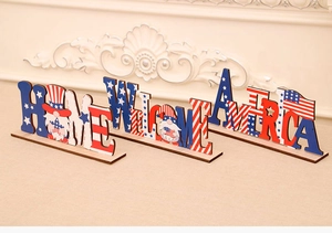 Détail de décoration de table en bois pour la fête nationale américaine avec gnomes