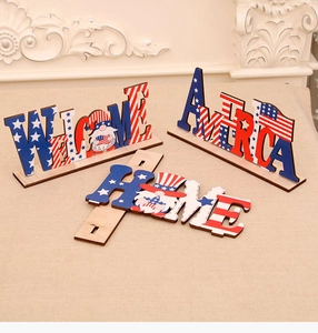 Détail de déco DIY en bois pour le jour de l'indépendance avec gnomes et motifs USA