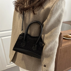 Sac bandoulière chic en peau lainée noire pour femme avec finitions en cuir élégantes