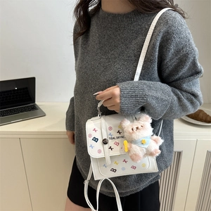Sac à dos mignon en cuir blanc avec motifs de chiens et pendentif ours en peluche