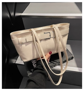Détail du cabas en cuir PU blanc crème avec boucle argentée et double bandoulière