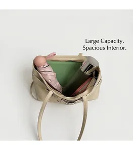 Vue détaillée de l'intérieur spacieux d'un sac cabas crème avec des objets du quotidien