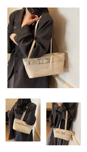 Détail du sac cabas crème avec sangle à boucle montrant la texture du cuir souple