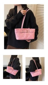 Détail d'un sac sous les bras en cuir PU rose avec boucle argentée et doubles brides