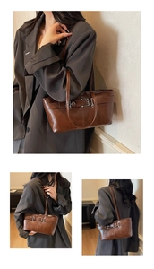 Détail d'un sac porté épaule vintage marron avec boucle métallique décorative en cuir