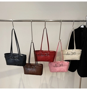 Détails de sacs à bandoulière vintage en cinq couleurs suspendus sur un support