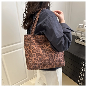 Detailed side view of the leopard print tote bag on shoulder for daily fashion style