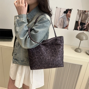 Stylish purple leopard print tote bag for women with large capacity for daily commuting