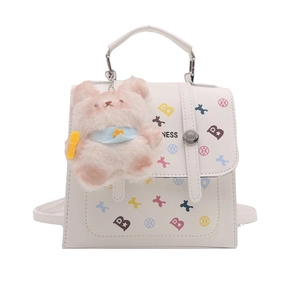 Sac à main blanc avec motifs d'étoiles colorées et un pendentif lapin en peluche