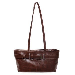 Sac sous le bras rétro en cuir marron foncé avec boucle de ceinture décorative argentée