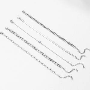 Lot de cinq bracelets argentés en acier inoxydable avec chaînes serpent, gourmette et figaro