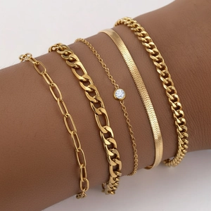 Vue détaillée de l'ensemble de cinq bracelets dorés avec chaînes trombone et serpent