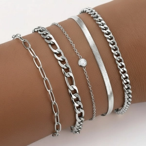 Détail du lot de 5 bracelets argentés incluant chaînes serpent, gourmette et zircon