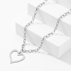 Collier en acier inoxydable argenté avec pendentif cœur ajouré et chaîne trombones