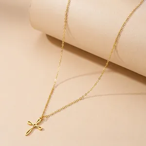Collier minimaliste en acier inoxydable doré avec pendentif croix évidé pour femme