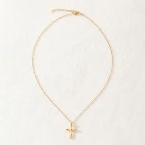 Collier croix minimaliste en acier inoxydable doré avec chaîne en O réglable pour femme