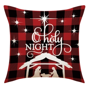 Détail de l'inscription O Holy Night sur une housse de coussin de Noël à carreaux rouges