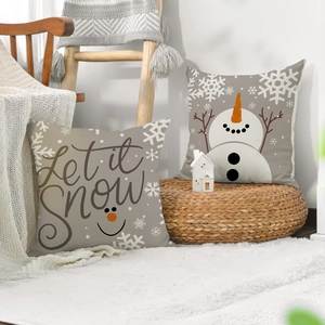 Detalle de fundas de cojín de lino con muñeco de nieve y estampado navideño