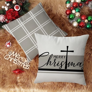 Dettaglio delle federe natalizie in lino con motivi a quadri rustici e stampe festive