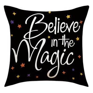 Détail de la taie d'oreiller noire avec texte Believe in the Magic et étoiles