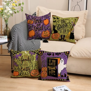 Set di 4 federe per cuscini di Halloween in lino con motivi di zucca su un divano