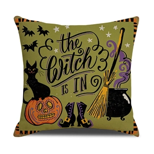 Federa per cuscino Halloween con scritta 'The Witch Is In' e gatto nero su una zucca