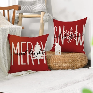 Dettaglio di federe natalizie in lino rosso con stampe festive Merry and Bright