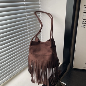 Sac seau en daim marron foncé avec de longues franges et de fines bandoulières