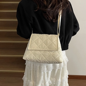 Quilted oxford shoulder bag in beige with diamond stitching and elegant chain strap