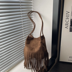 Sac seau rétro en daim marron avec de longues franges et de fines bretelles élégantes