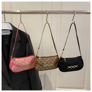 Dettaglio di tre borse baguette vintage in rosa, marrone e nero con jacquard a motivi M