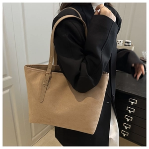 Detail of light brown suede tote bag with adjustable strap and large capacity