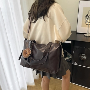 Grand sac fourre-tout vintage en cuir PU marron avec bandoulière et pendentif peluche