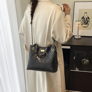 Sac fourre-tout matelassé noir classique avec fermoir doré et bandoulière chaîne