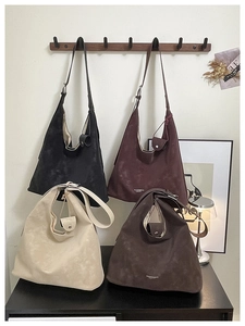Détail montrant des sacs hobo en noir, bordeaux, beige et marron à grande capacité
