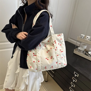 Sac fourre-tout chic blanc cassé avec imprimés cerises et poche avant pratique