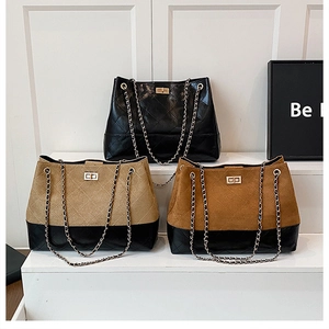 Tre borse tote trapuntate con catene dorate in nero, beige e marrone multicolori