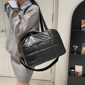 Borsa da viaggio trapuntata nera con manici e tracolla per fitness e sport all'aperto