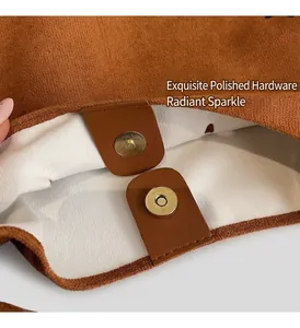 Gros plan du fermoir magnétique doré et de la texture suédée du sac marron