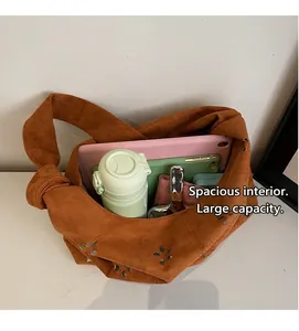 Détail du grand sac cabas caramel montrant le rangement interne pour tablette et objets