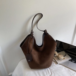 Minimalist deep brown suede tote bag with large capacity for commuting and daily use