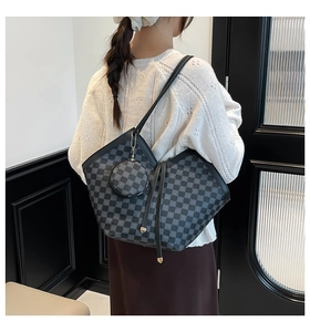 Dettaglio della borsa tote a scacchi indossata da una modella che mostra la texture
