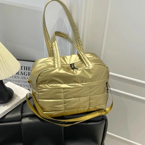Goldene gesteppte Daunentasche mit Metallic-Finish und verstellbarem Gurt