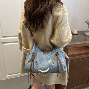 Sac fourre-tout en denim bleu avec chaîne de perles et logo mode pour femmes automne